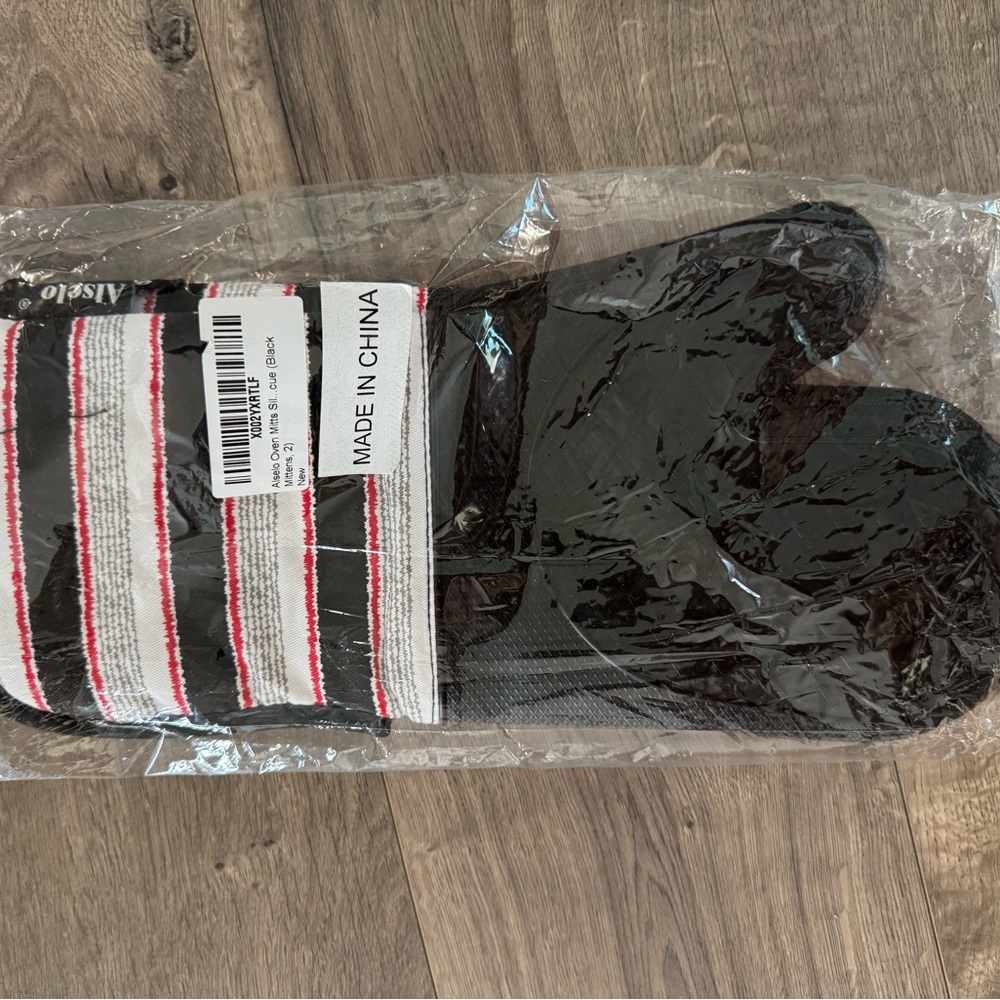 Aselo Unopened Heavy Duty Black and White Oven Mitts with Red Stripes